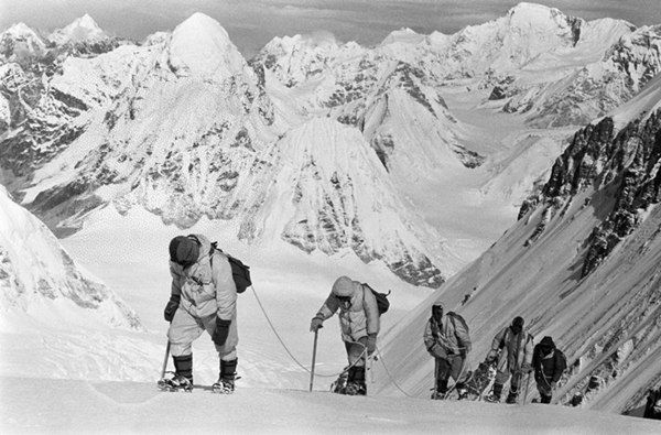 △1960年5月，中國登山隊隊員在海拔7150米的冰雪坡上行進。
