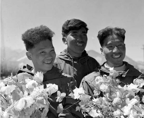 △1960年5月25日凌晨4點20分，中國登山隊隊員成功登上珠穆朗瑪峰。（右起）王富洲、貢布（藏族）和屈銀華。